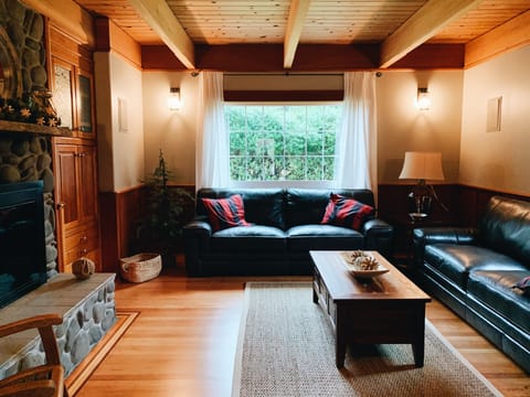 Living area | Flat-screen TV, fireplace, video games, DVD player