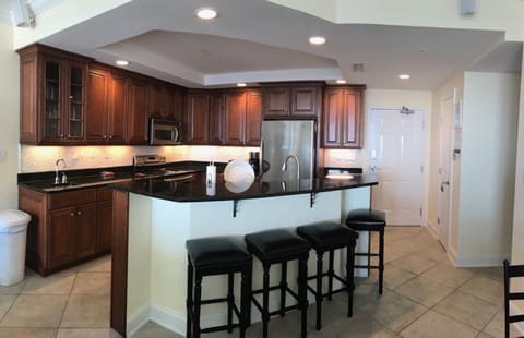 Private kitchen | Fridge, microwave, oven, stovetop