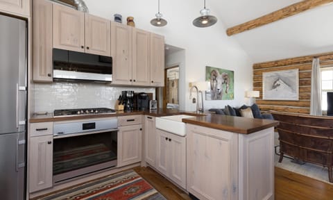 CH 11 Derringer kitchen2