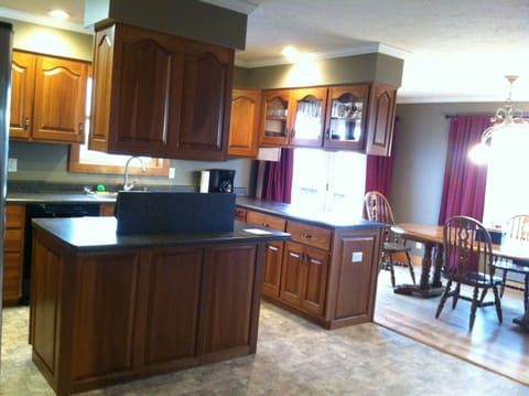 Kitchen & dining area