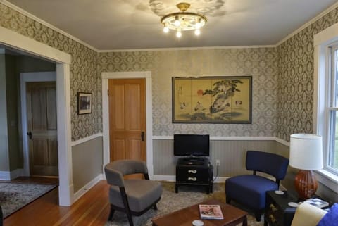 Flat screen tv with cable channels and Netflix.