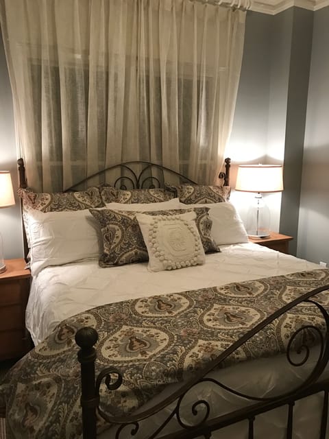 Lower floor bedroom- king bed