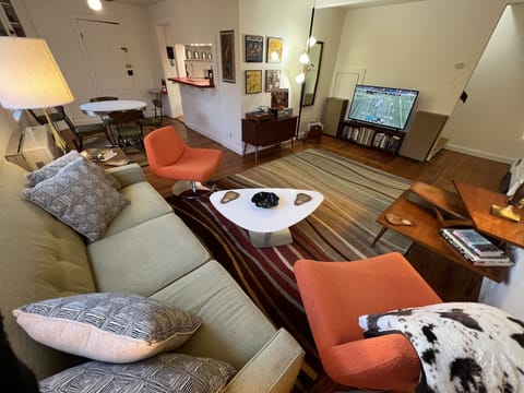 Living area | Smart TV, books, music library, stereo