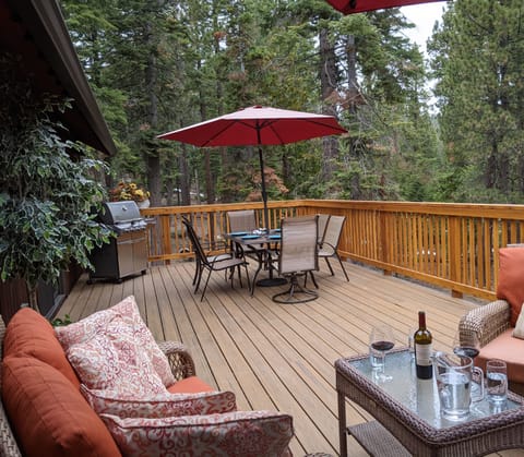 Private outside deck, dining and gas grill