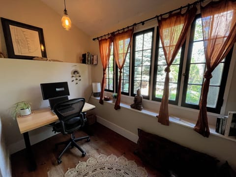 Back den with full bed sleeping loft (ladder to loft)