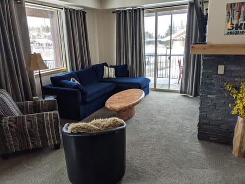 Family room with flat screen TV. Views of Hideaway Park. Queen Sleepersofa