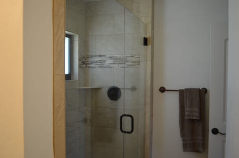 Combined shower/tub, hair dryer, towels