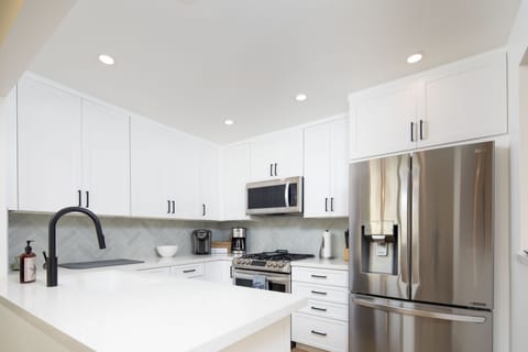 Perfect kitchen set up!  Make coffee or prepare gourmet meals!  Fully stocked