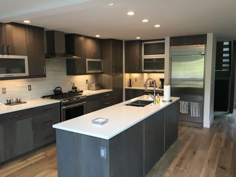 Private kitchen | Fridge, microwave, oven, stovetop