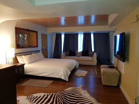 1 bedroom, Egyptian cotton sheets, iron/ironing board, travel crib