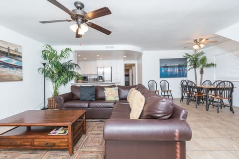 Light and bright motif enhances the open floor plan, while nicely accommodating a maximum of 8 guests.