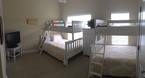 4 bedrooms, cribs/infant beds, internet, bed sheets