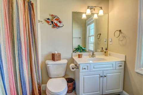 Combined shower/tub, hair dryer, towels