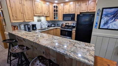 Beaver Creek West Condo V-3 fully-equipped kitchen with breakfast bar