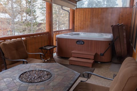 Indoor spa tub