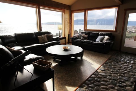 Living room with views of the bay and Islands from all windows