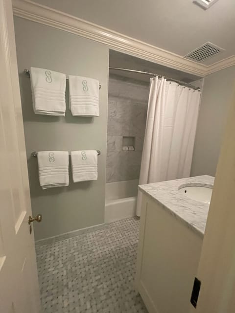 Combined shower/tub, hair dryer, towels