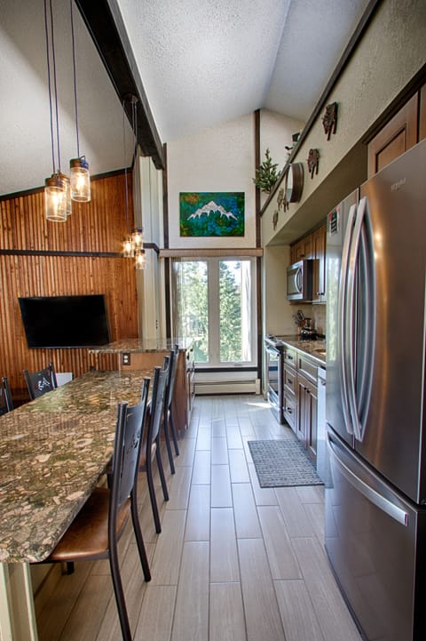 Well equipped, functional and well stocked kitchen. 