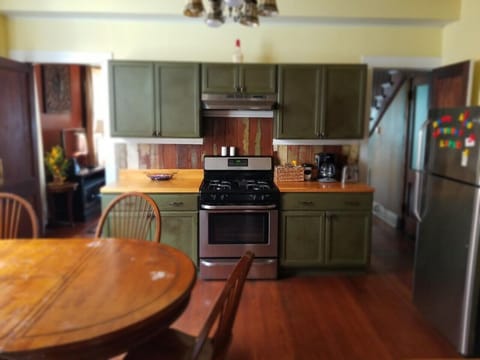 Private kitchen | Fridge, microwave, oven, stovetop