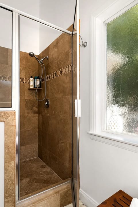 Combined shower/tub, jetted tub, hair dryer, towels