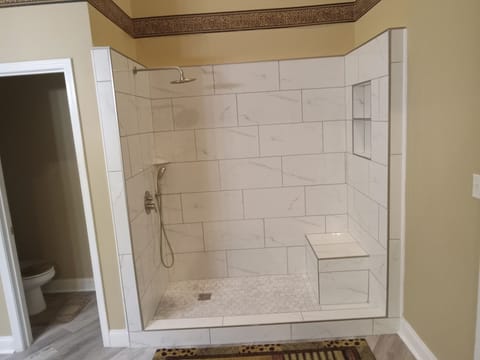 Combined shower/tub, jetted tub, towels, soap