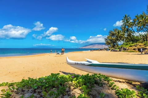 Beach nearby, sun loungers, beach towels