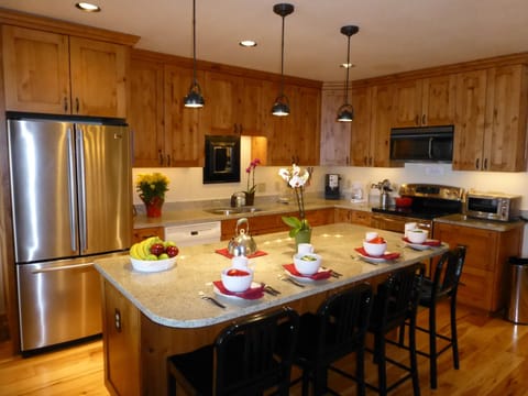 Fully equipped kitchen with kitchen island