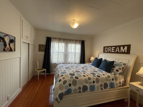 2nd Bedroom/Queen Bed