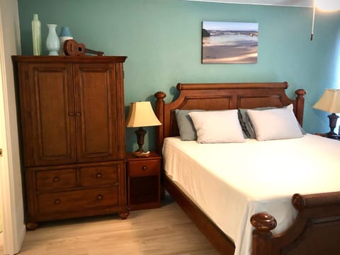 Renovated in 2020, Private Bedroom,  Very Comfortable King Bed, Ensuite Bathroom