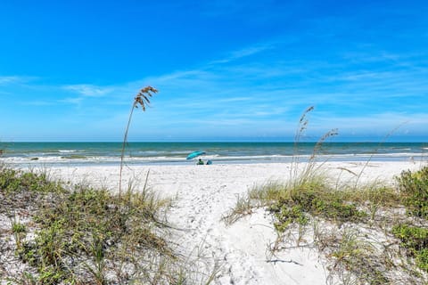 Beach nearby, sun loungers, beach towels