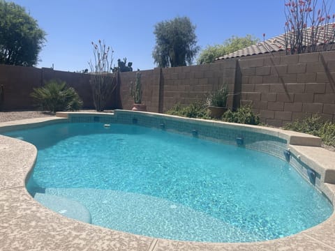 Shasta self cleaning pool with heater & swimming jets!