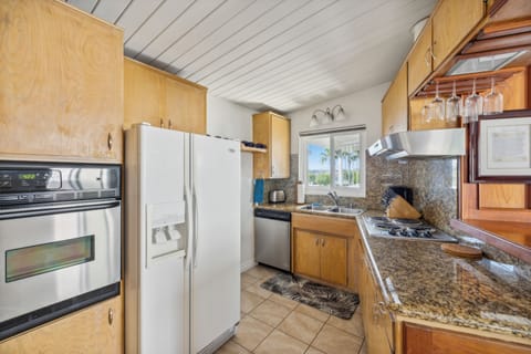 Fully equipped kitchen with oven, stove, fridge/freezer and ice maker