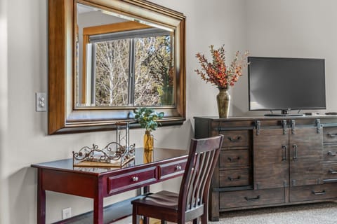 Aspen Lodge, Personal Desk for Remote Work if You Need