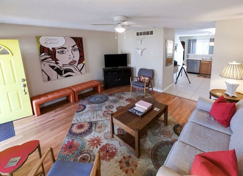 Designer decorated, The Lucky in KY Lodge is filled with charm and mod touches!