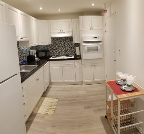 Spacious full-kitchen
