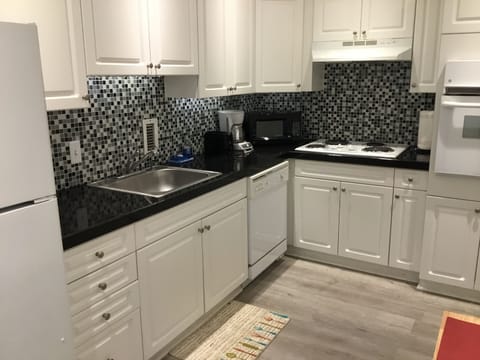 Spacious full-kitchen