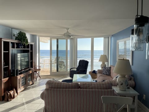 Living area | Flat-screen TV, DVD player, table tennis, books