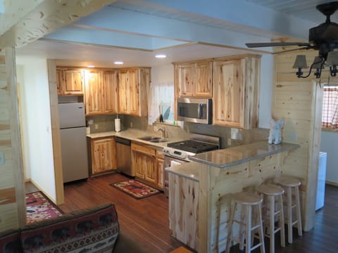 Private kitchen | Fridge, microwave, oven, stovetop