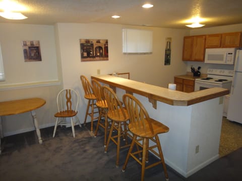 Kitchen and breakfast area