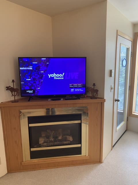 Gas Fireplace (only on in winter) and smart TV with dish satellite service.