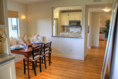 Lots of Sun, and lots of elbow room!Marble top passthrough
STR21-1240