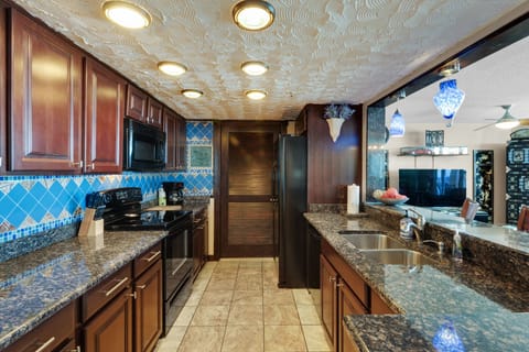 Private kitchen | Fridge, microwave, oven, stovetop