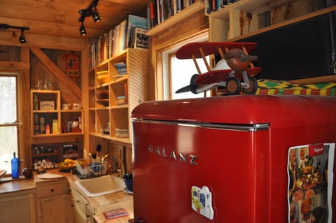 Fridge, oven, stovetop, coffee/tea maker