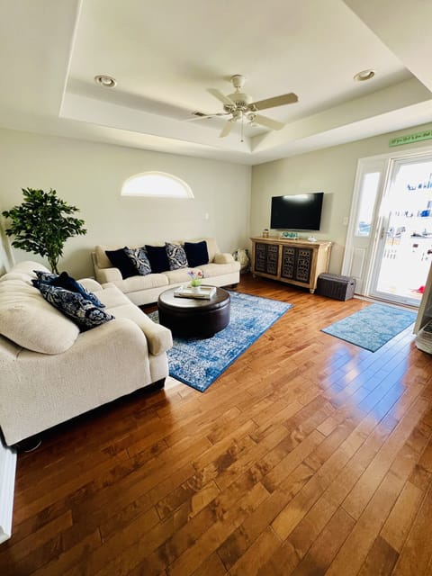 Open and comfortable area to relax after a beach day!