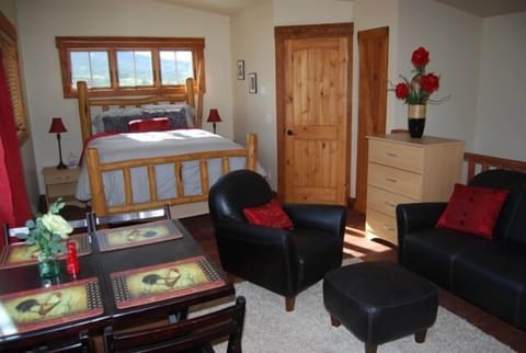 4 bedrooms, pillowtop beds, iron/ironing board, free WiFi