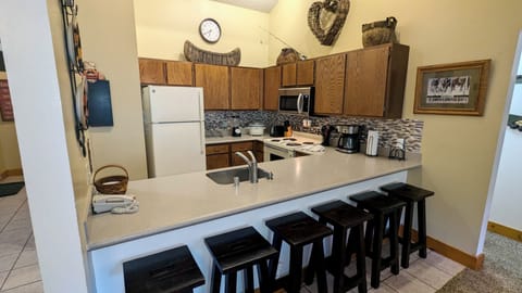 Beaver Creek West Condo I-4 kitchen with breakfast bar