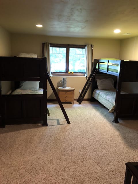 3 bedrooms, desk, cribs/infant beds, travel crib