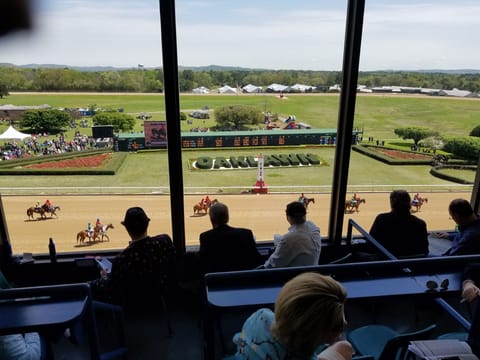 Oaklawn Race Track & Casino, only 8 minutes away!