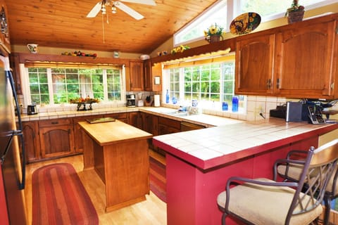 LARGE KITCHEN AND BAR