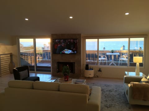 December 2022 - living room, furniture, 4K TV, Fireplace & Ocean View !